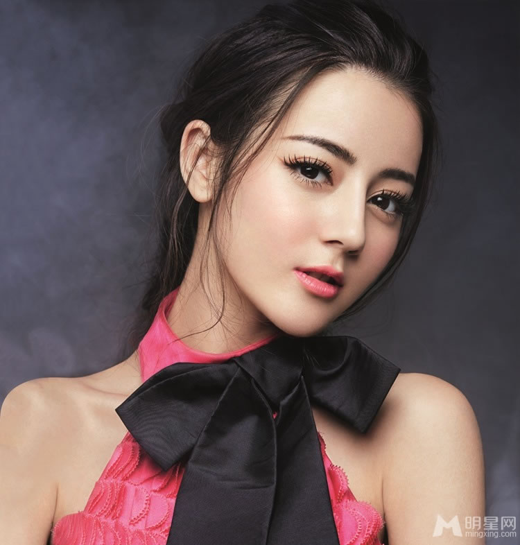 迪丽热巴魅惑写真曝光梦幻氛围令人心醉_图-1