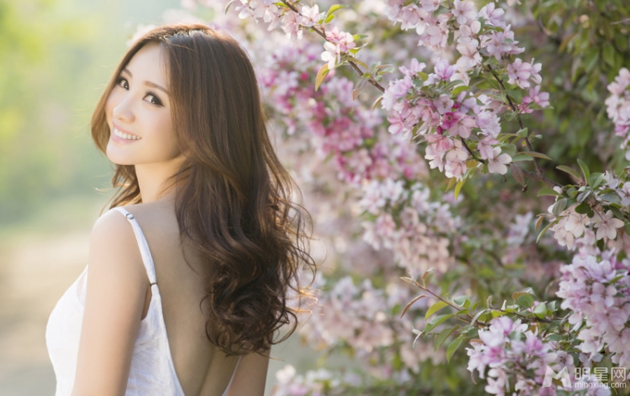 柳岩脱衣秀身姿性感美背极致诱惑_图-7