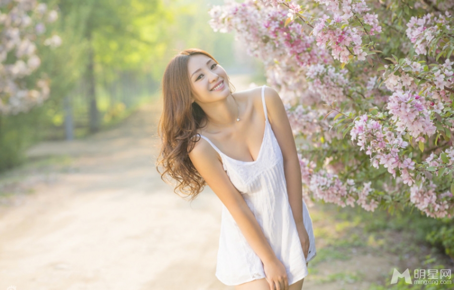 柳岩脱衣秀身姿性感美背极致诱惑_图-10