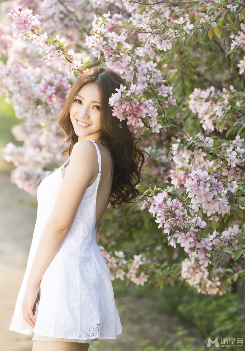 柳岩脱衣秀身姿性感美背极致诱惑_图-8