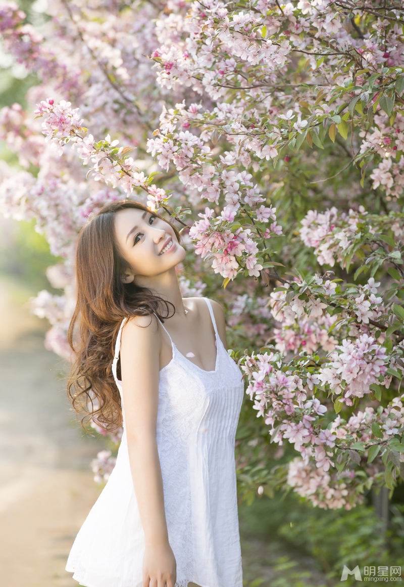 柳岩脱衣秀身姿性感美背极致诱惑_图-9