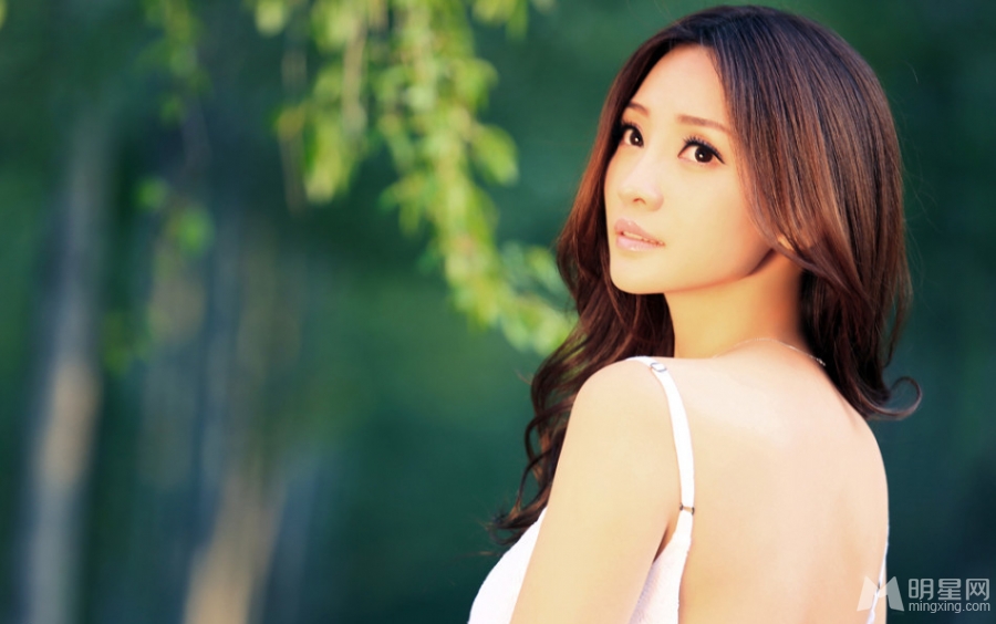 柳岩脱衣秀身姿性感美背极致诱惑_图-6