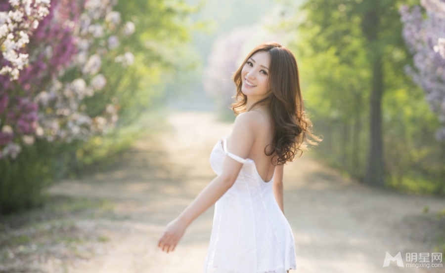 柳岩脱衣秀身姿性感美背极致诱惑_图-3
