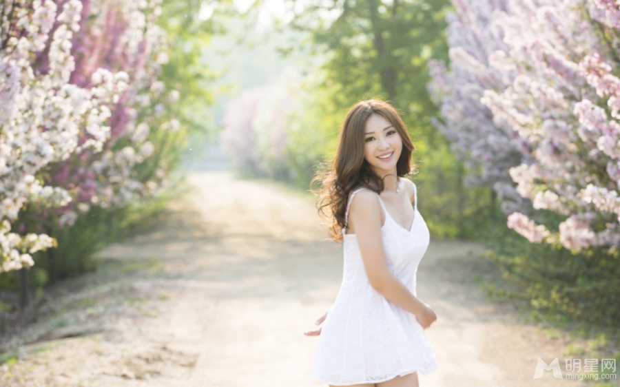 柳岩脱衣秀身姿性感美背极致诱惑_图-12