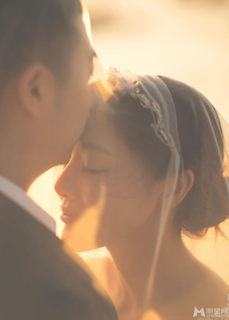 邓家佳婚纱照曝光笑容灿烂恋情甜蜜_图-1