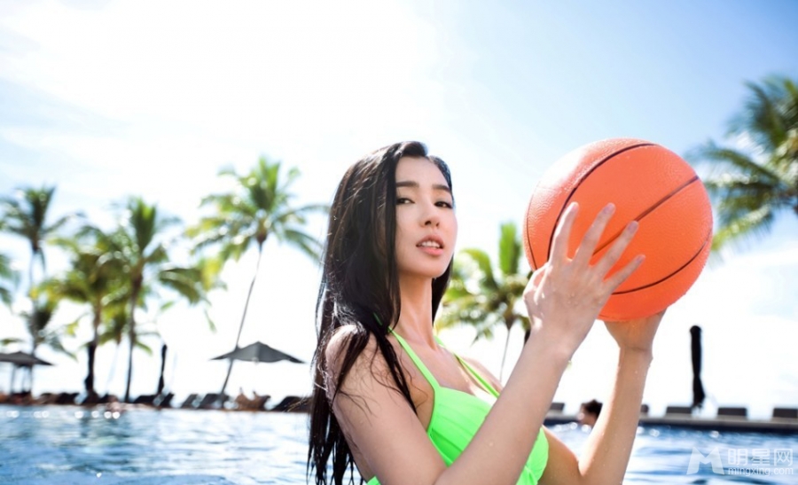 姚星彤泳装写真曝光曼妙曲线尽展好身材_图-3