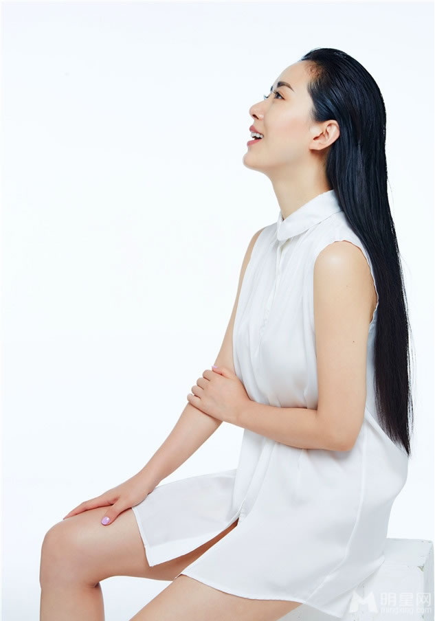 颜丹晨衬衫写真曝光氧气女神魅力自现_图-1