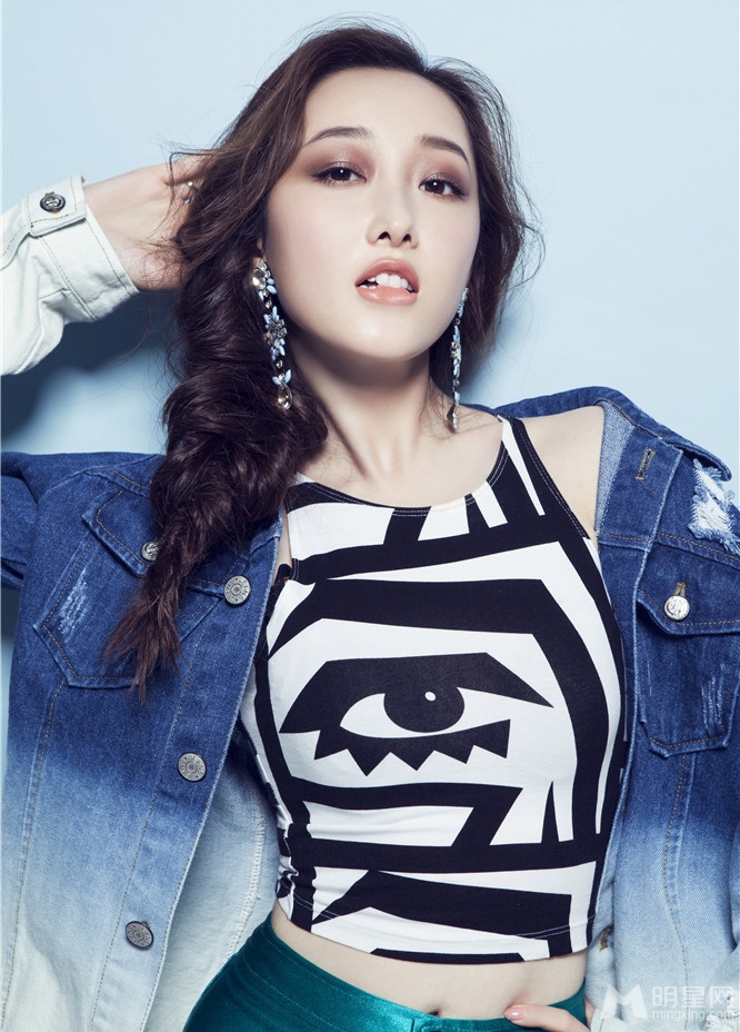 蒋梦婕全新写真曝光露脐短T尽显青春活力_图-2