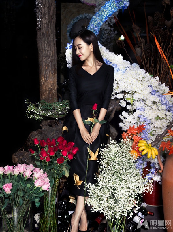 杨蓉冷艳写真曝光高贵气质夺人眼球_图-2