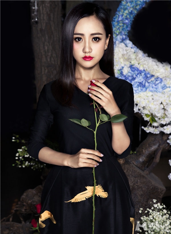 杨蓉冷艳写真曝光高贵气质夺人眼球_图-1
