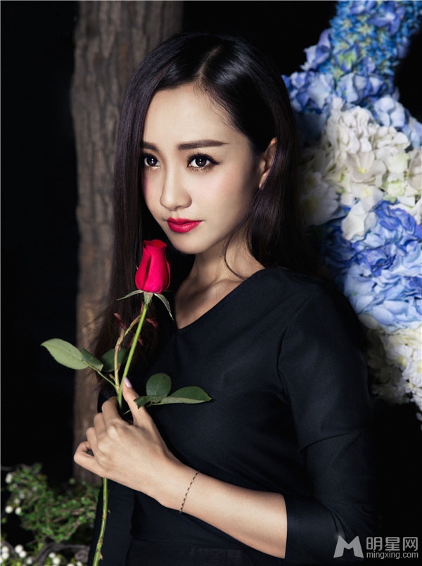 杨蓉冷艳写真曝光高贵气质夺人眼球_图-3