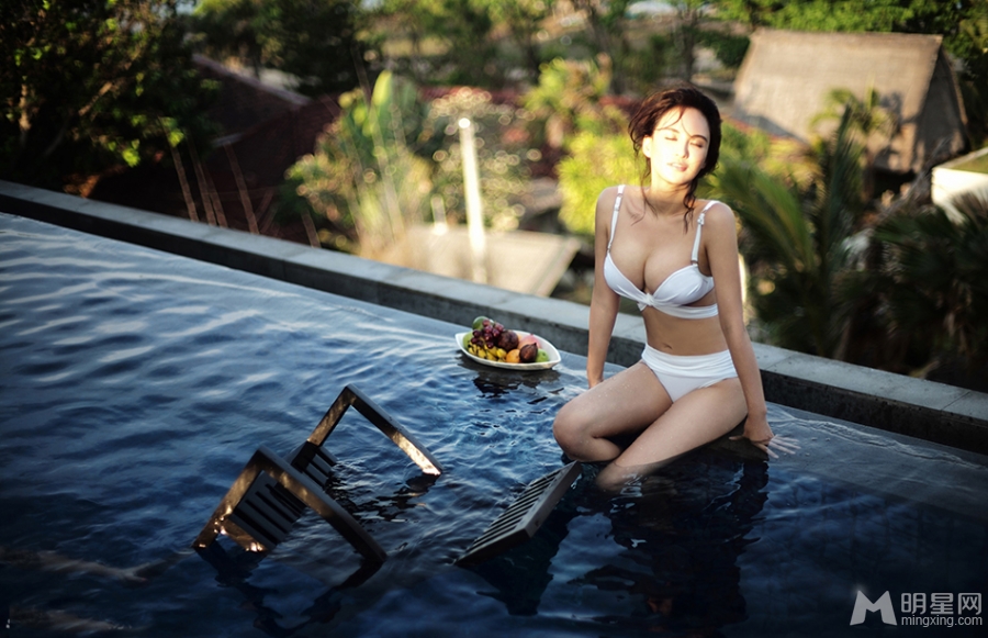 宅男周末福利莫小棋深V秀性感胴体_图-9