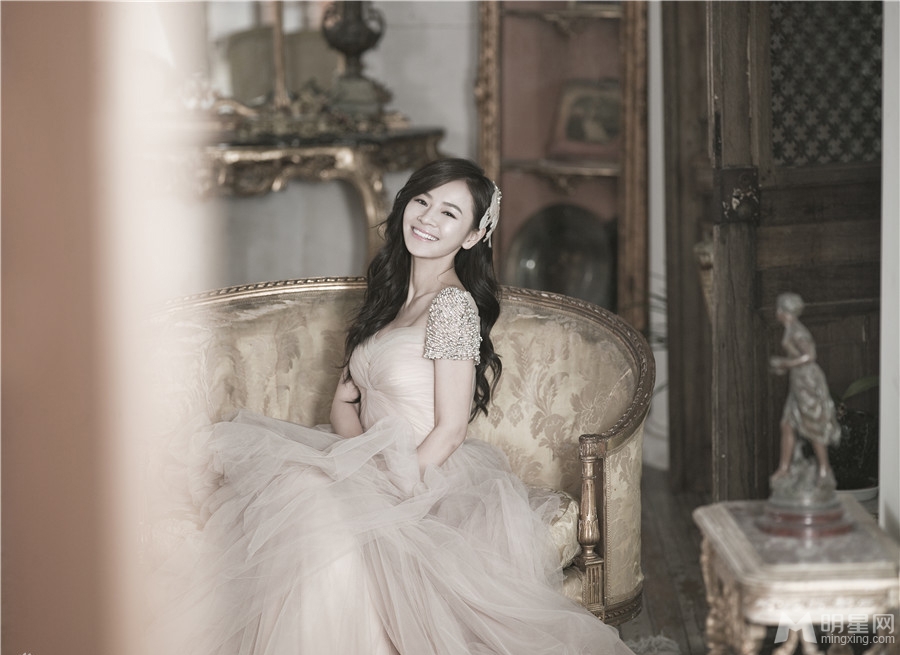 王婧婚纱写真尽显甜蜜女人范_图-3