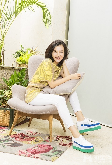 刘孜携子拍写真尽显辣妈风采_图-3