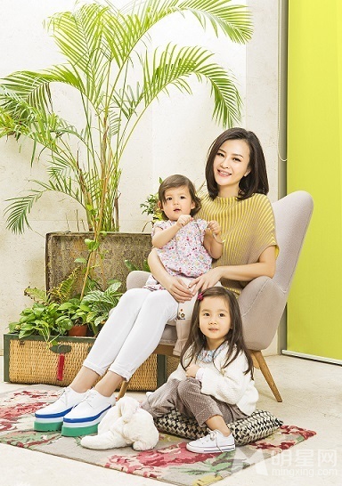 刘孜携子拍写真尽显辣妈风采_图-1