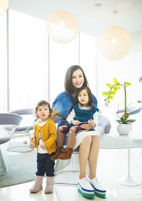 刘孜携子拍写真尽显辣妈风采_图-4