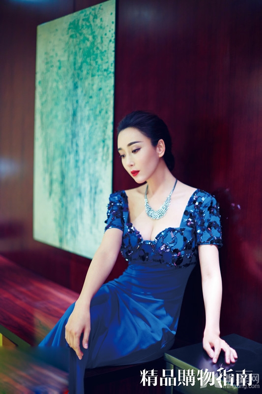 杜若溪风情写真大露酥胸展性感_图-3