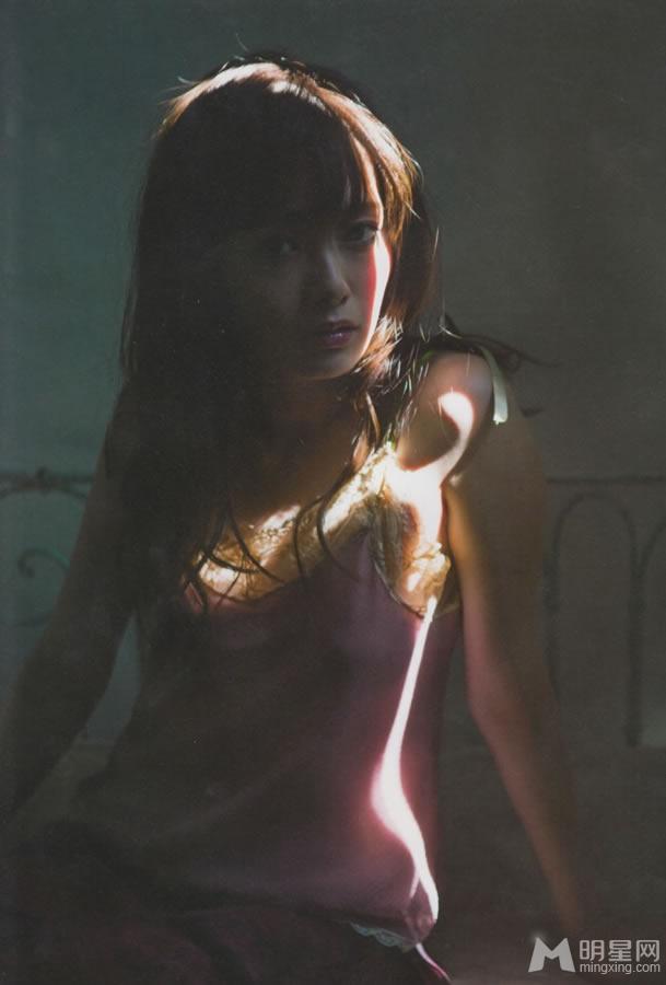 日本女星白石麻衣暗夜魅惑写真雪乳展露无疑_图-4