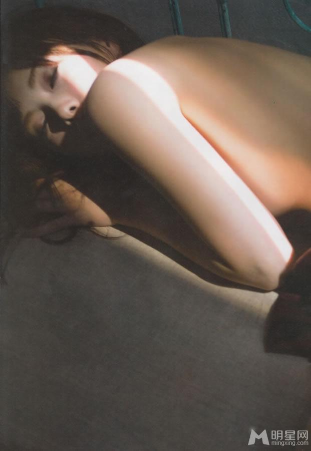日本女星白石麻衣暗夜魅惑写真雪乳展露无疑_图-6