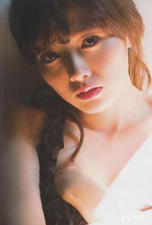 日本女星白石麻衣暗夜魅惑写真雪乳展露无疑_图-2