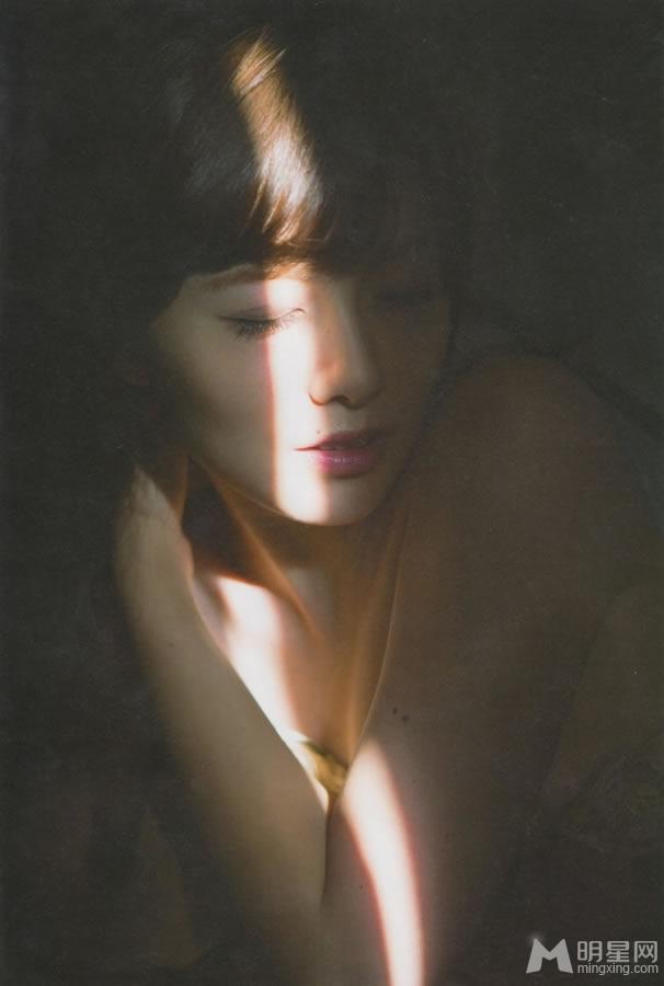 日本女星白石麻衣暗夜魅惑写真雪乳展露无疑_图-12