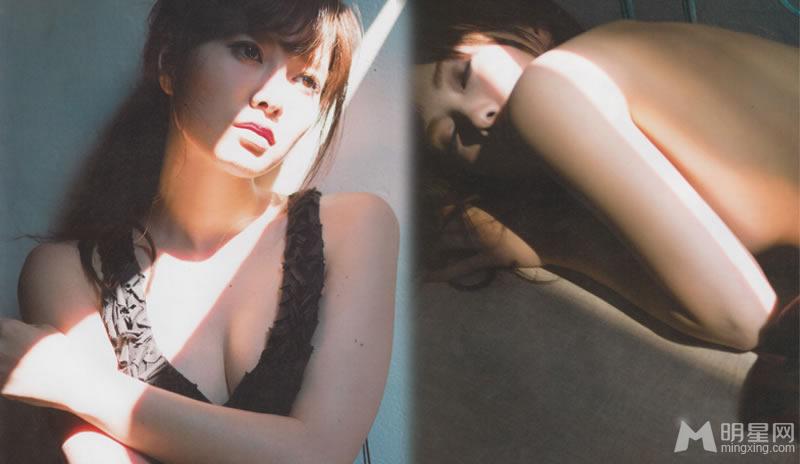 日本女星白石麻衣暗夜魅惑写真雪乳展露无疑_图-7