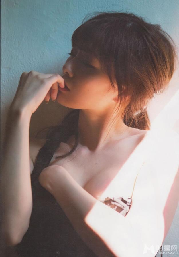 日本女星白石麻衣暗夜魅惑写真雪乳展露无疑_图-1