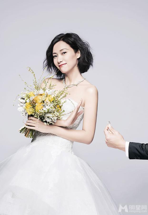 徐静蕾婚纱写真型男环绕尽享艳福_图-1