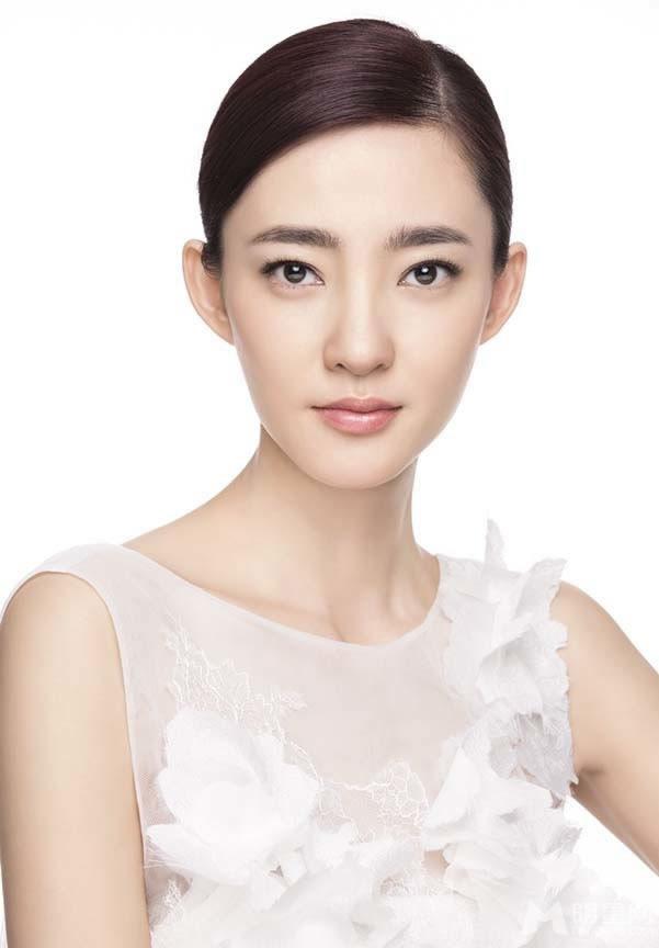王丽坤置身花海拍写真尽展温婉娴静之美_图-1