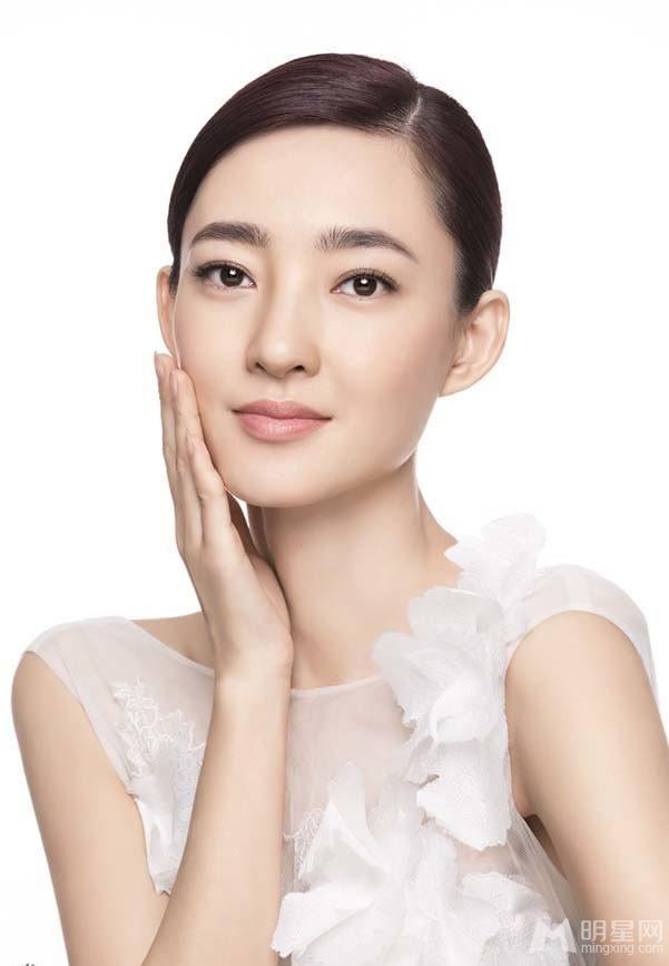 王丽坤置身花海拍写真尽展温婉娴静之美_图-5