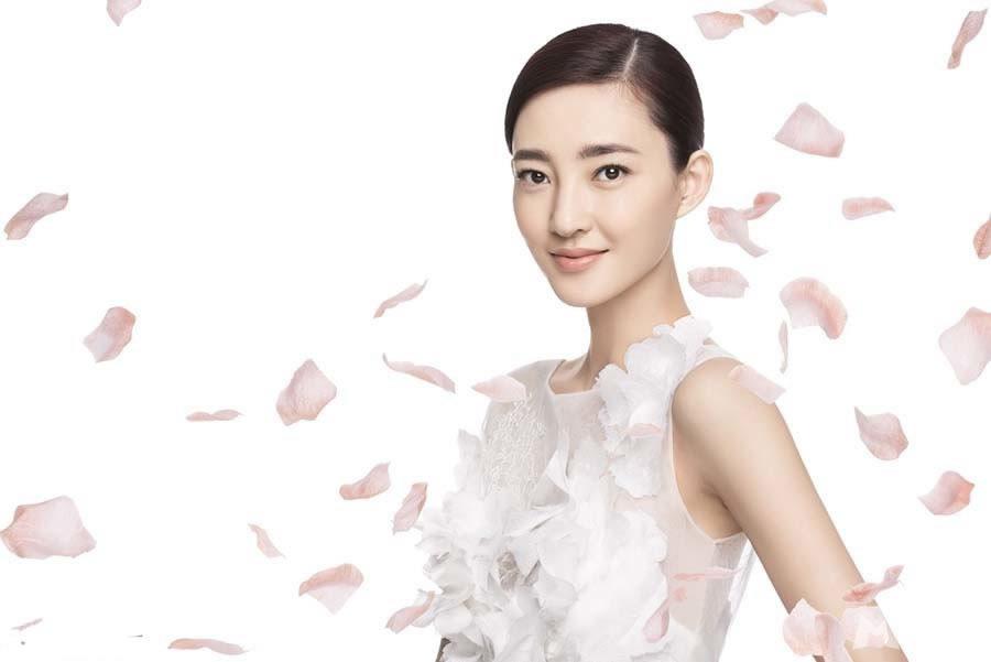 王丽坤置身花海拍写真尽展温婉娴静之美_图-2