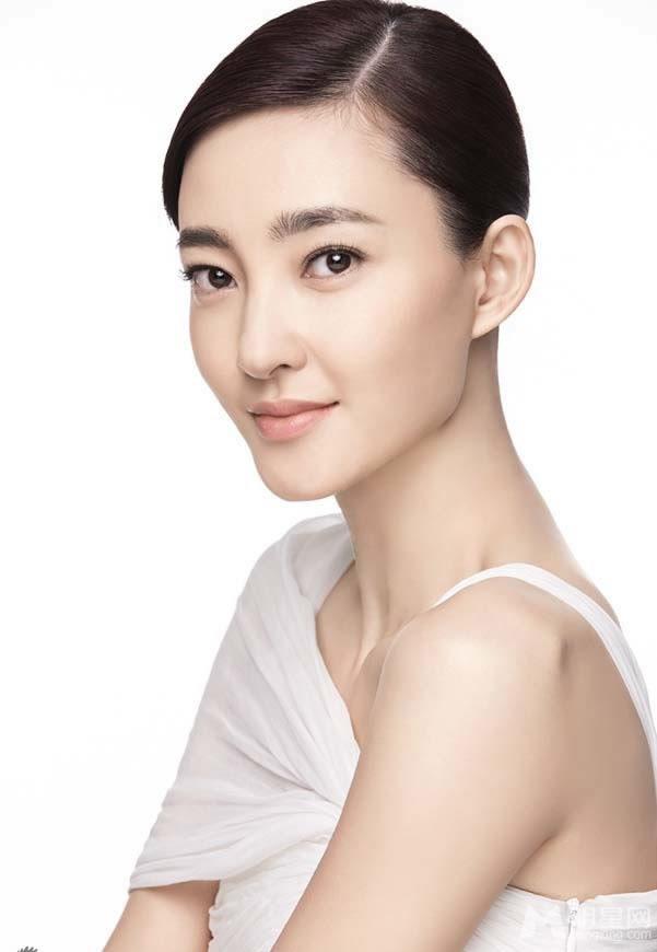 王丽坤置身花海拍写真尽展温婉娴静之美_图-9