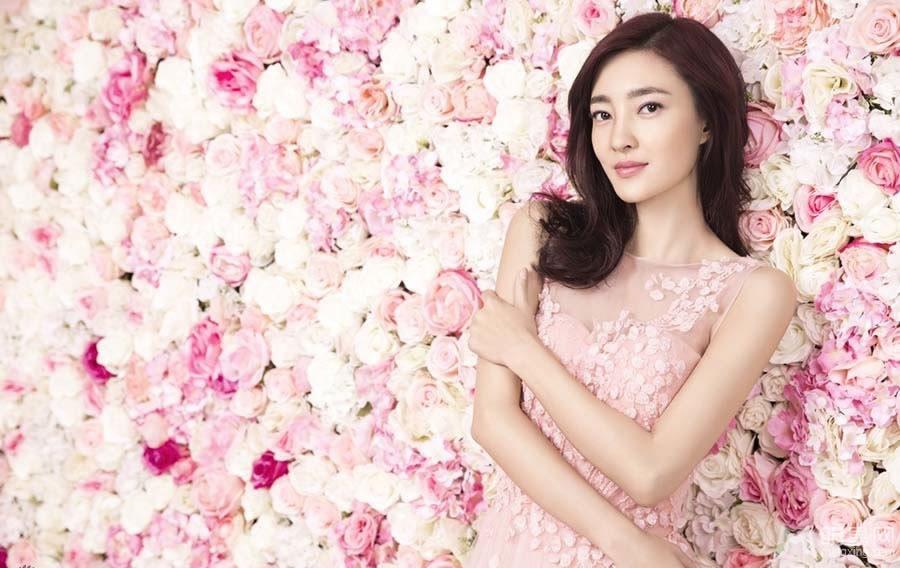 王丽坤置身花海拍写真尽展温婉娴静之美_图-8