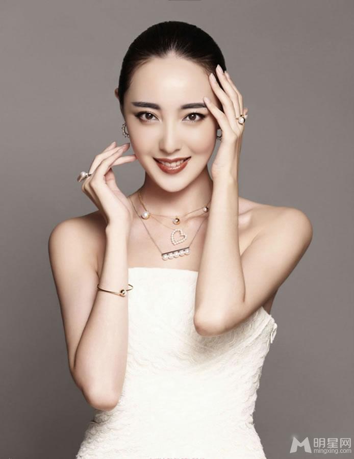 演员米露婚纱大片展古典优雅_图-3