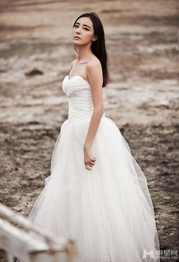 演员米露婚纱大片展古典优雅_图-4