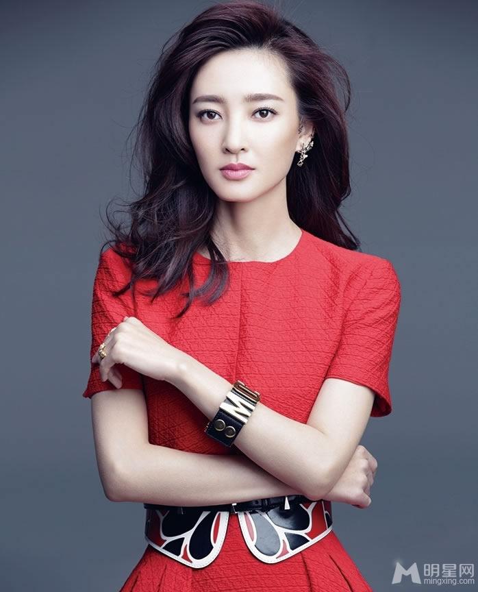 王丽坤优雅杂志写真浪漫卷发百变裙装_图-4
