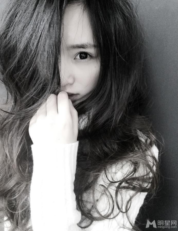 杨幂妹妹陈丹婷黑白写真诱惑撩人_图-2