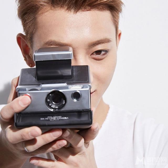EXO广告拍摄写真张艺兴嘟嘴剪刀手卖萌_图-1