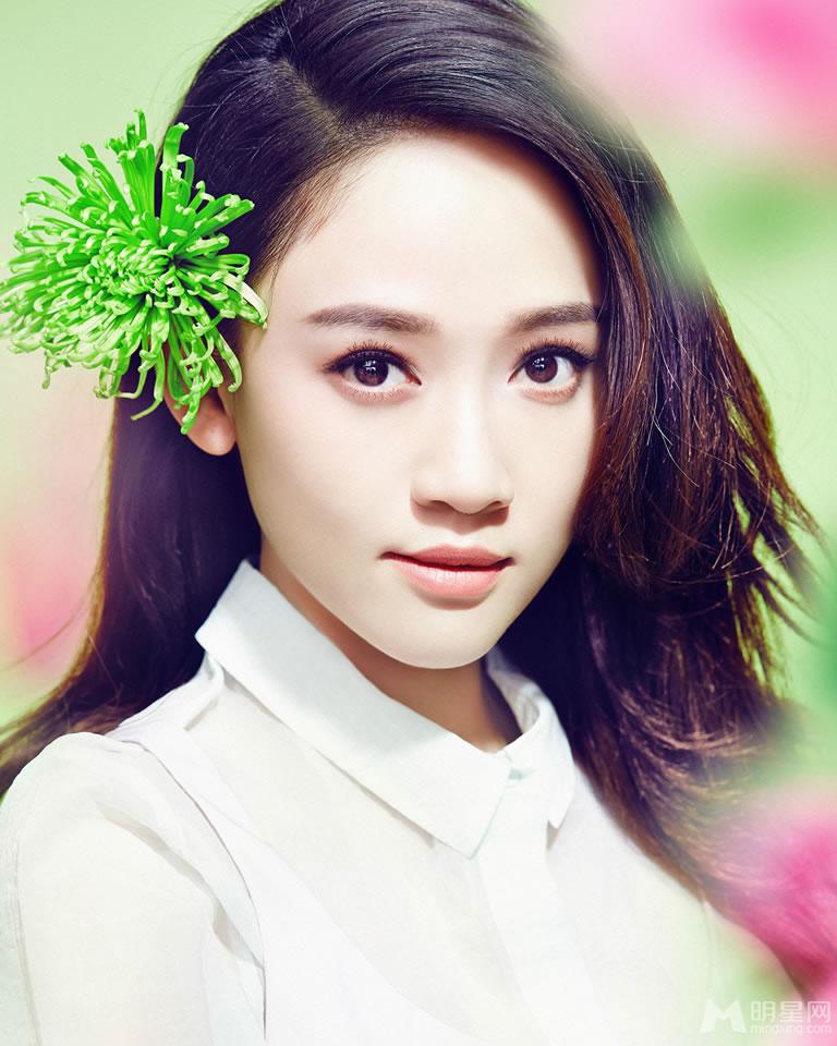 陈乔恩可爱包裹性感糖果色杂志大片_图-1