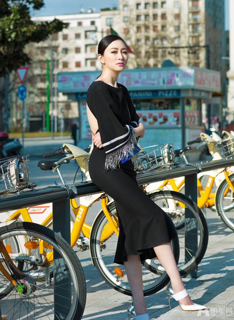 李小冉米兰街拍性感美背吸睛_图-7