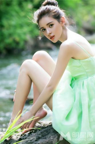 张予曦户外清新脱俗写真宛如丛林仙子_图-5