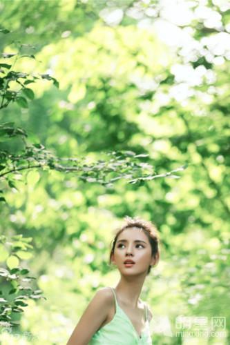 张予曦户外清新脱俗写真宛如丛林仙子_图-2