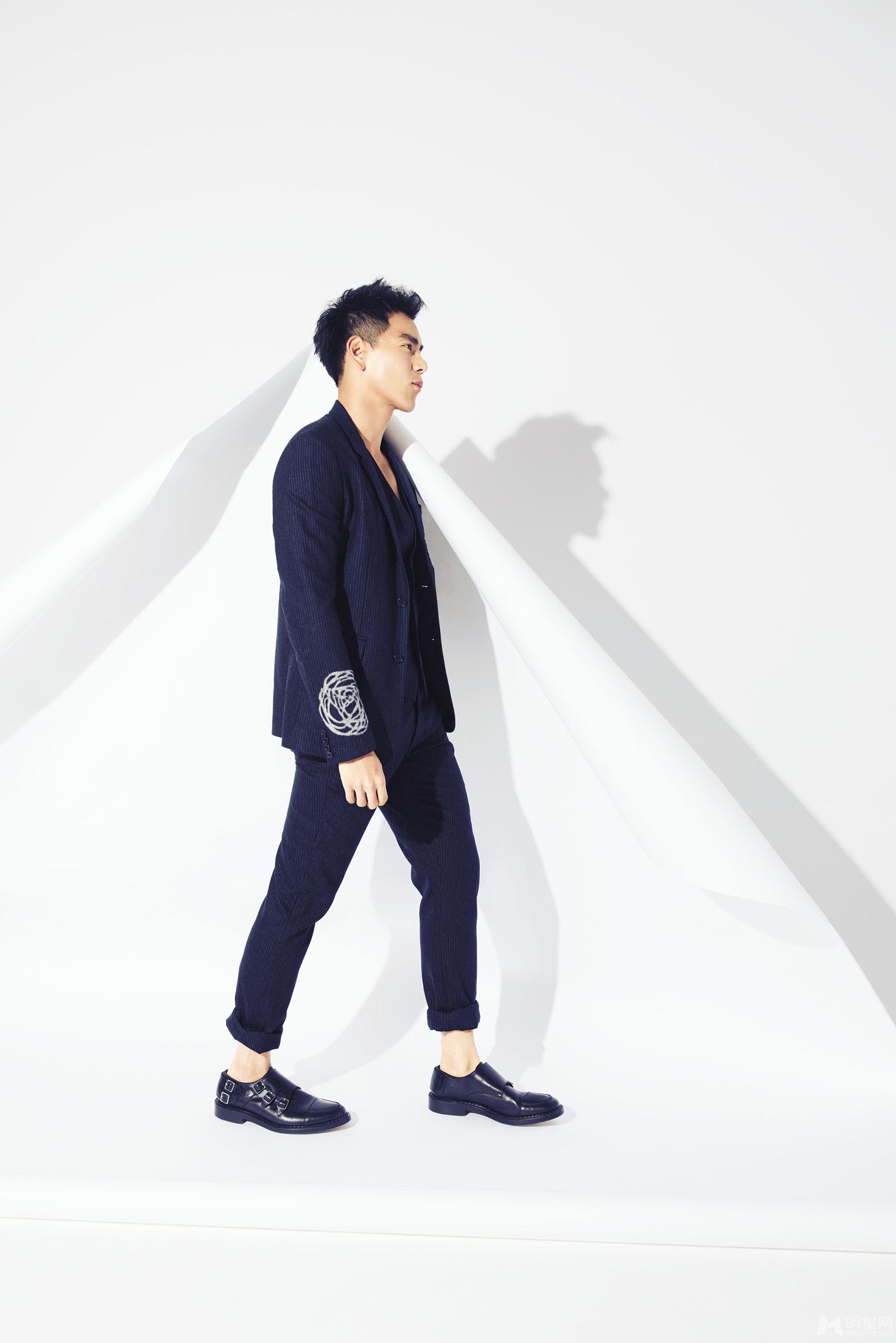 彭于晏最新写真男人的“性感”与“俏皮”双重魅力极致展现_图-1