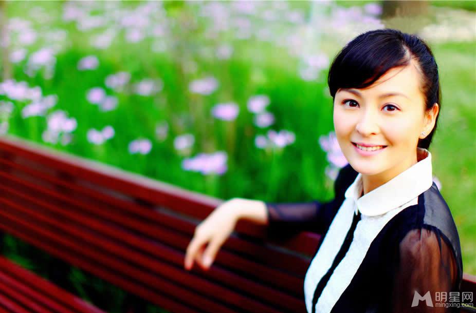 戴娇倩春日写真清新气质纯美迷人_图-1