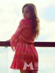 李小璐性感自拍海边度假大秀美腿_图-1