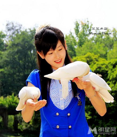 奶茶妹妹章泽天昔日室外清纯甜美写真照_图-2