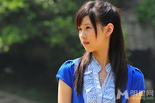 奶茶妹妹章泽天昔日室外清纯甜美写真照_图-3