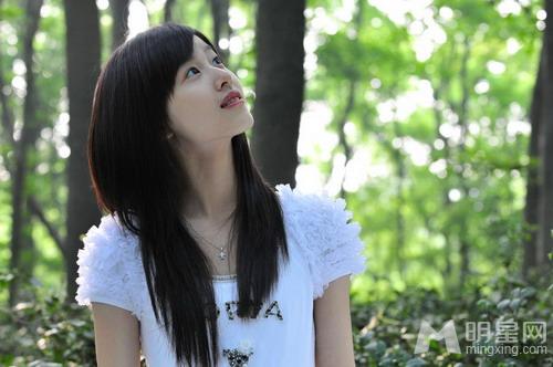 奶茶妹妹章泽天昔日室外清纯甜美写真照_图-1