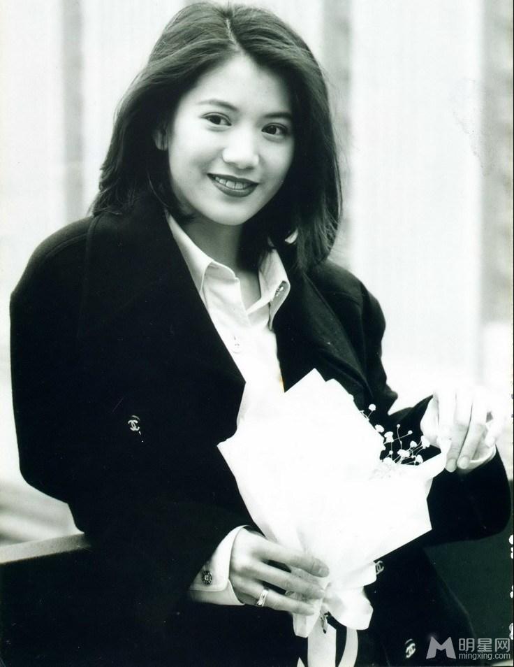 袁咏仪早期写真照演绎清纯妩媚迷人风采_图-2