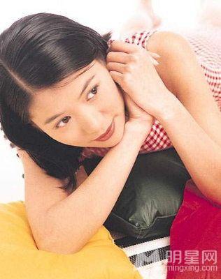 袁咏仪早期写真照演绎清纯妩媚迷人风采_图-1